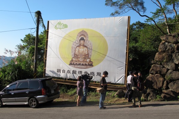 狠父殺女案，埋屍處日前三度開挖，找來救難人員，於邊坡發現大批骨骸，裝屍行李箱。（資料照，記者吳仁捷攝）