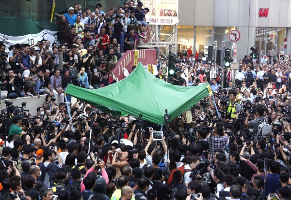 香港執達主任今天對旺角佔領區進行清場，吸引大量民眾和媒體圍觀，場面混亂。（路透）