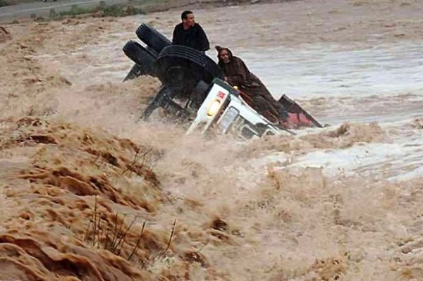 北非摩洛哥地區暴雨成災，多處都傳出有民眾受困的情形。（圖擷取自鏡報）