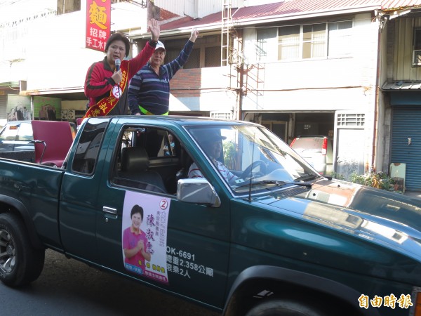 南投縣議員候選人陳淑惠（左）雖是婦女保障名額篤定當選，但仍勤跑基層，今還與丈夫賴錦坤（右）進行車隊掃街。（記者劉濱銓攝）