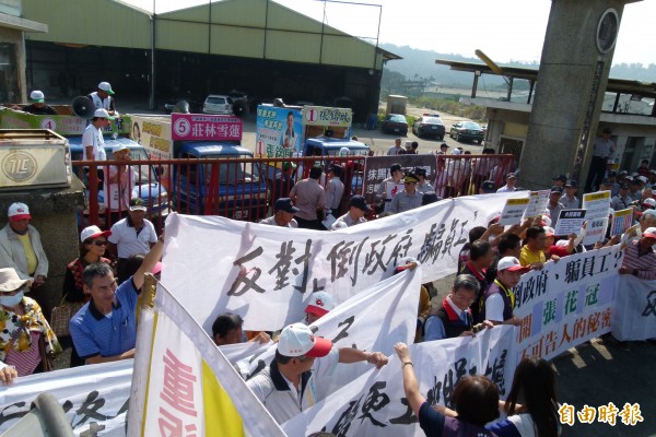 國民黨候選人翁重鈞率眾登門叫陣，遭綠營高分貝汽笛壓制。（記者蔡宗勳攝）