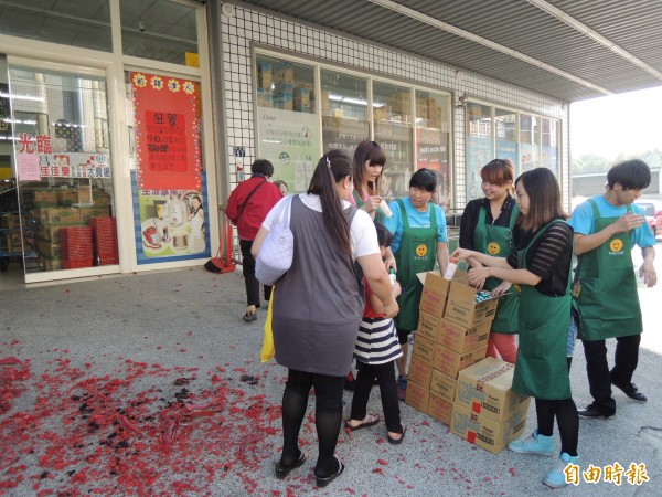 彰化縣花壇鄉的佳佳樂大賣場花壇店開出1000萬元統一發票，今天獲大放鞭炮，並準備泡麵、沐浴乳、軟糖大方送，讓民眾分享喜氣。（記者吳為恭攝）