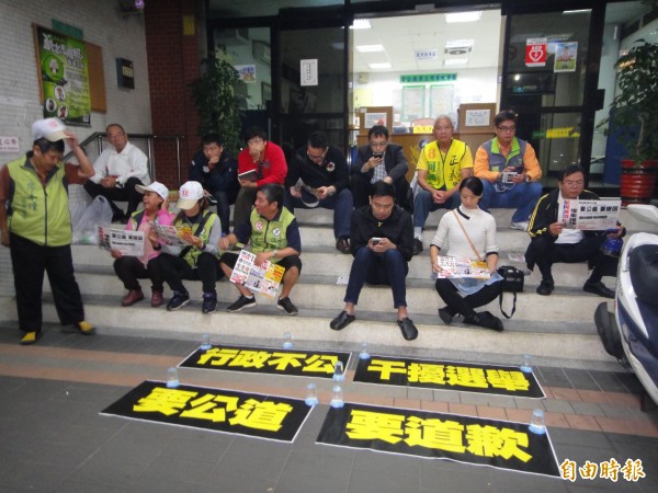 民進黨新北市黨部，游總部人員佔據警局門口，拉出標語抗議。（記者吳仁捷攝）