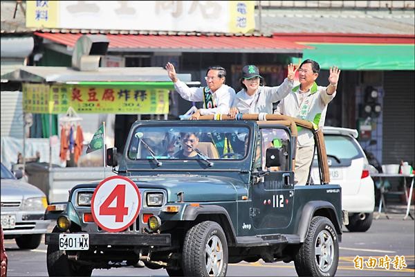 民進黨黨主席蔡英文（中）陪同嘉義市長候選人涂醒哲（左）車隊掃街拜票。（記者丁偉杰攝）