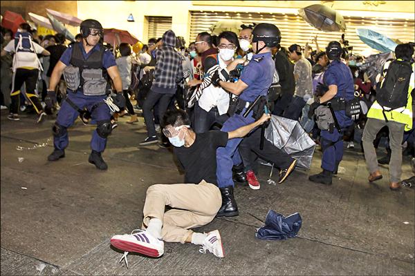 香港警方昨日清場，多人被壓制在地（路透）。