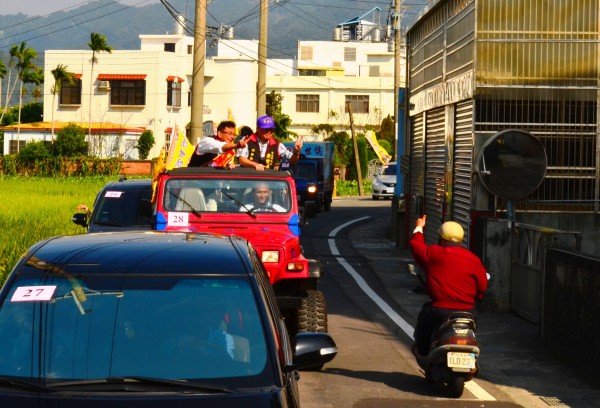 康世儒（左）車隊掃街拜票。（記者蔡政珉攝）