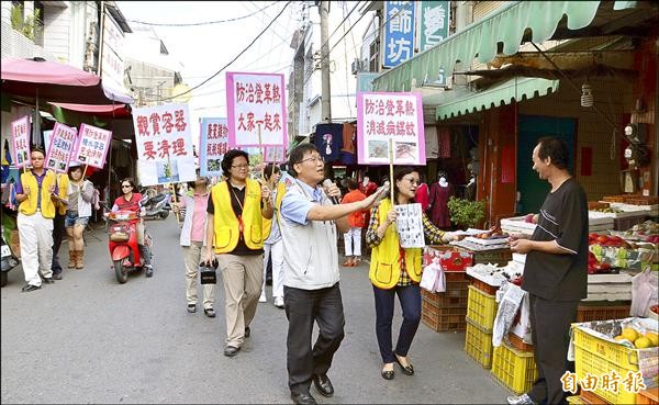 比照選舉拜票模式，關廟區長盧振義帶隊掃街，強力宣導登革熱防疫。（記者吳俊鋒攝）