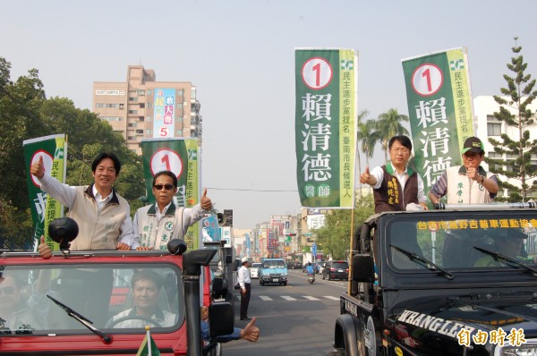 台南市長賴清德（左一）、立委陳唐山（右一）各自率領車隊沿著山、海線大掃街，呼籲市民踴躍投票支持。（記者王涵平攝）