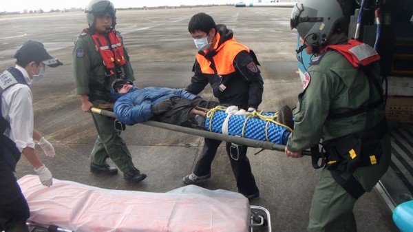 空軍海鷗直升機救援花蓮山區受傷的登山客，圖為直升機順利返降台東志航基地情形。（圖由國防部提供）。