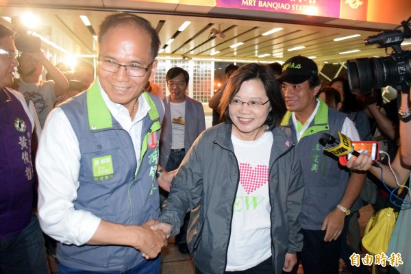 民進黨新北市長候選人游錫堃（左）在板橋舉辦選前音樂會，黨主席蔡英文（右）站台催票。（記者陳韋宗攝）