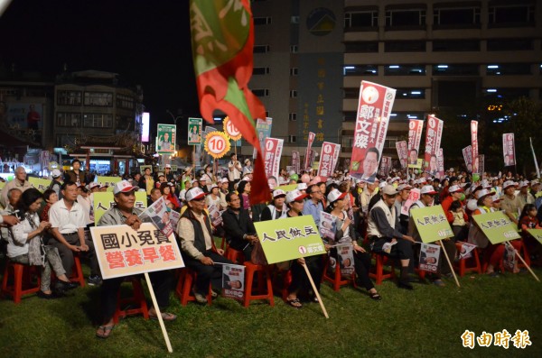 「人民作主」遊行晚會，目前現場湧入近千人。（記者邱奕統攝）