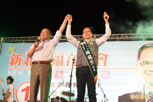 民進黨前主席蘇貞昌（左）為黨籍新北市長候選人游錫堃（右）造勢，挺人民用選票改變新北市。（記者陳韋宗攝）