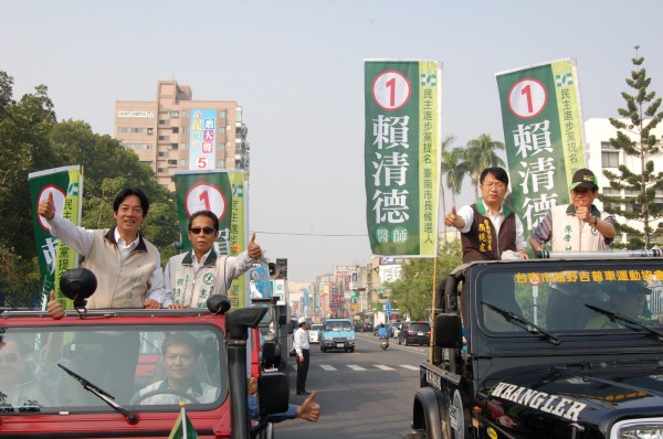 台南市長賴清德（左一）、立委陳唐山（右一）今各自率領車隊沿著山、海線大掃街，呼籲市民踴躍投票支持。（記者王涵平攝）