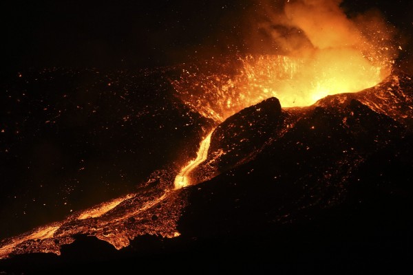 維德角共和國（Cape Verde）福戈火山自當地時間23日凌晨起噴發，熔岩不斷向外流動，將導致一個地區毀滅。（歐新社）