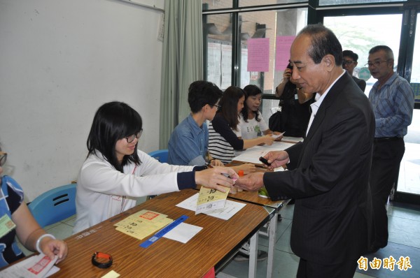 立法院長王金平上午返回路竹老家投票。（記者蘇福男攝）