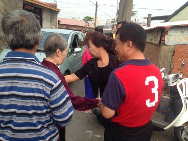 國民黨嘉義縣長候選人翁重鈞投票時，穿著印有號碼的polo衫。（記者蔡宗勳翻攝）