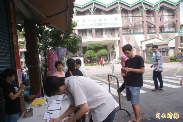 島國前進在高雄約40個投開票所外發起連署，卻一再被人檢舉違法。（記者黃佳琳攝）