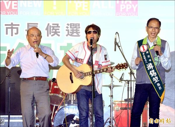 民進黨新北市長候選人游錫堃（右）昨在板橋站前廣場舉行「新北幸福音樂會」，前行政院長蘇貞昌（左）到場站台，並和董事長樂團一同合唱歌曲。（記者王藝菘攝）