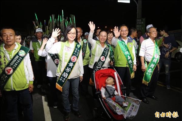 民進黨嘉義縣長張花冠（中）昨晚與同陣營候選人掃街拜票。（記者林宜樟攝）