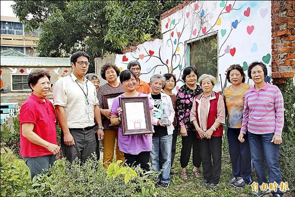 嘉市磚磘社區發展協會改造牛車寮生態公園旁閒置空間有成，與環保教育志工李麗珠（右六），雙雙榮獲嘉市推展社會教育有功團體及個人表揚。（記者丁偉杰攝）