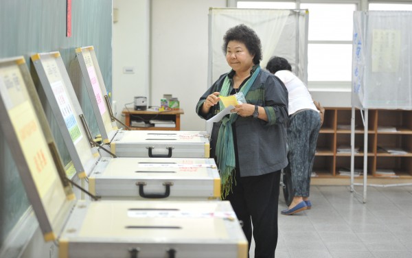 高雄市長候選人陳菊至明誠中學投票。（記者黃志源攝）
