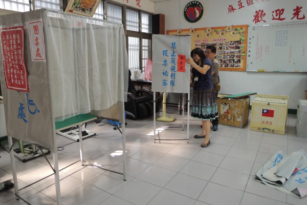 今天投票日，各投開票所選務人員一切就緒。（資料照，記者劉婉君攝）