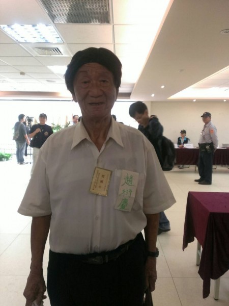 台北市長候選人趙衍慶，靠拾荒維生，拿出省吃儉用累積來的200萬元，作為選舉保證金，是為了替人生留下印記。（記者邱紹雯攝）