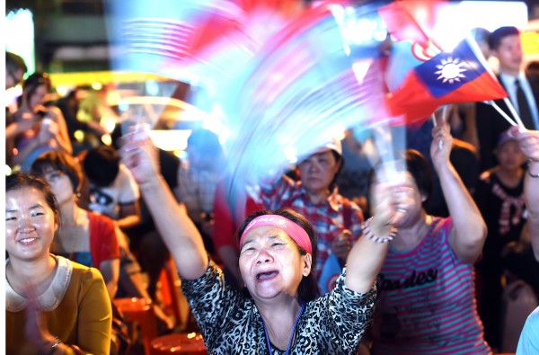 投票結束，民眾在連勝文總部外觀看開票結果，並為落後的連勝文加油。（記者方賓照攝）