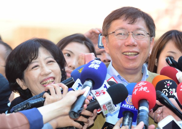 無黨台北市長候選人柯文哲得票數，已超越前總統陳水扁在1998年參選台北市長時的票數。（記者羅沛德攝）