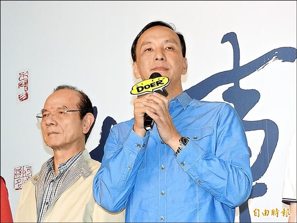 朱立倫（右）針對新北市長選舉結果，凝重地表示會謹慎面對國民黨的全面潰敗並徹底檢討。（記者賴筱桐攝）