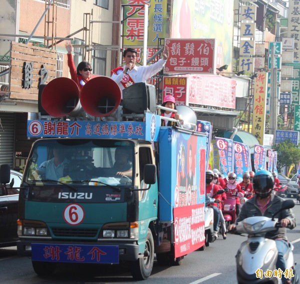 黃秀霜（左）站上宣傳車，在謝龍介陪同之下進行車隊謝票。（記者林孟婷攝）