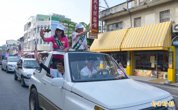 曾王雅雲從關廟啟程，展開謝票行程。（記者吳俊鋒攝）