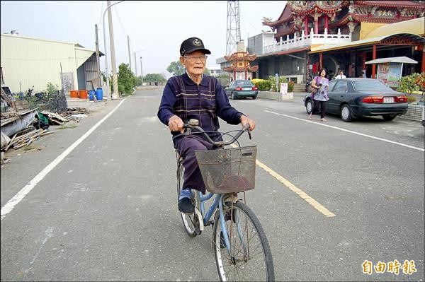 百歲人瑞吳城昨自己騎腳踏車去投票。（記者楊金城攝）