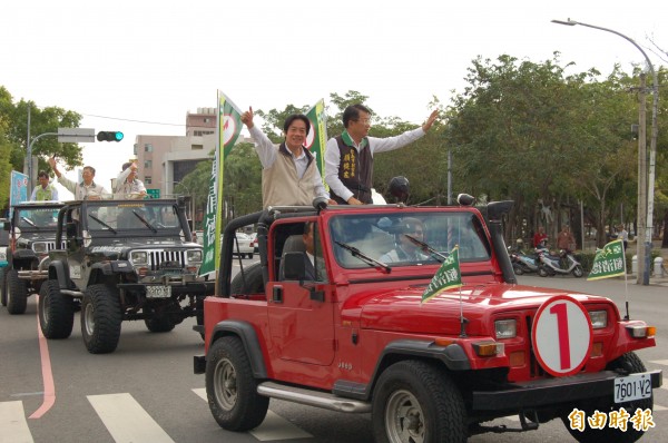 台南市長賴清德順利連任，與民進黨南市黨部主委顏純左展開謝票。（記者王涵平攝）