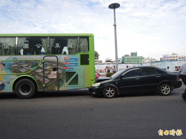 嘉義縣公車上午在市府前遭自小客車追撞，縣公車加派車輛接駁車上3名乘客。（記者王善嬿攝）