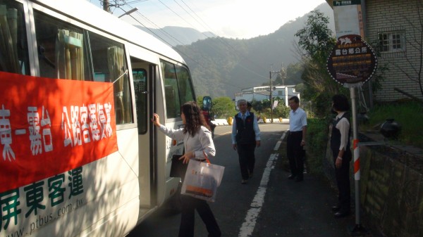 屏東縣霧台鄉中斷十年的公路客運今恢復行駛。（記者陳文嬋翻攝）