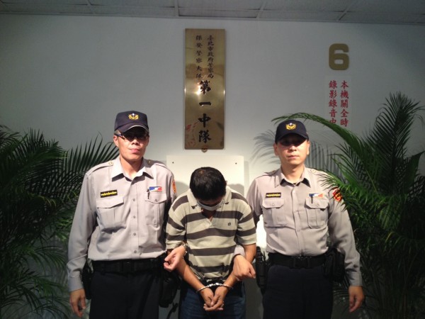 台北市保大警方逮捕吸毒騎車的高姓嫌犯。（記者姚岳宏翻攝）