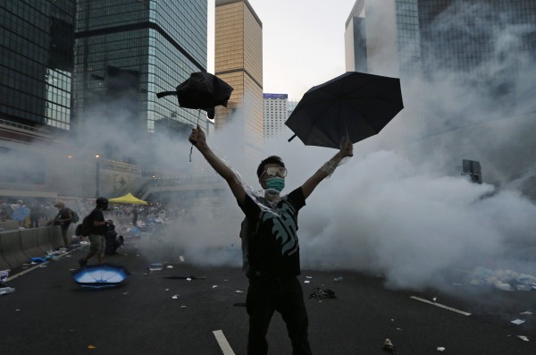 香港佔中爭取真普選行動升級，示威者與警方爆發嚴重衝突。（路透）