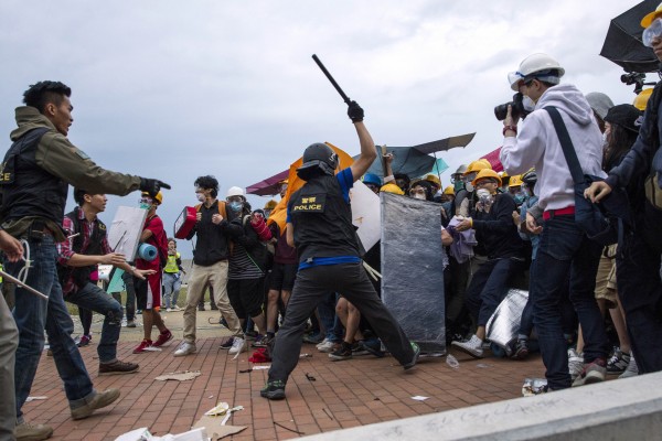 學民思潮召集人黃之鋒指控，香港警察行為失控，不僅暴力毆打示威者，甚至有警察揚言強姦示威者。（法新社）