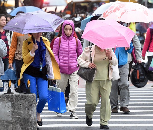 今日天氣驟冷，新北市傳出多人因病送醫，消防局呼籲民眾注意保暖。（記者方賓照攝）