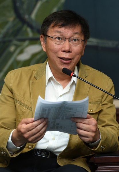 準台北市長柯文哲接受專訪，被問到有沒有可能跟馬英九擁抱？柯文哲竟連說2次「還蠻危險的。」（資料照，記者簡榮豐攝）