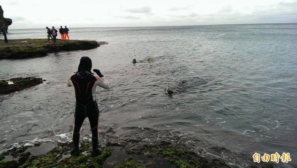 潛水人員前往解開魚網，研判海龜生命、活動力正常，便原地放游大海。（記者蔡宗憲攝）