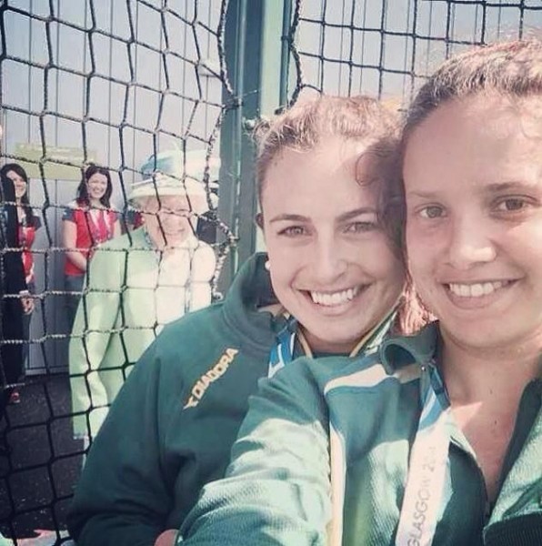 第三名為澳洲兩名選手在大英協運動會上，拍下以微笑英國女王伊麗莎白二世為背景的自拍照。（圖取自time）