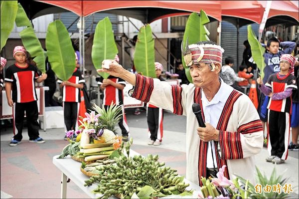 埔里鎮的平埔族-噶哈巫族昨日「過番年」，族人準備在地農作物來祭天地。（記者陳鳳麗攝）