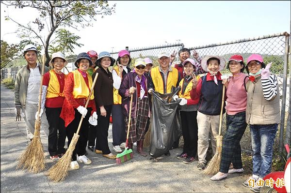 造橋村環保義工隊平均年齡七十歲，不定期整理村內道路周邊環境。（記者彭健禮攝）