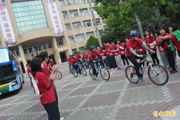 台東大學的鐵馬運書車隊上午8點10分從台東校區出發，運書到知本新館。（記者黃明堂攝）