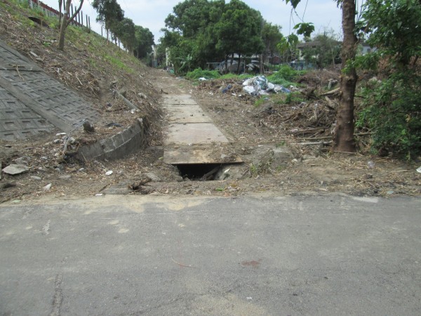 兩人偷走公路邊坡旁供通行的鐵板。（記者余衡翻攝）