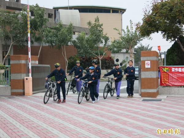 苗栗縣頭份國中臨近並無大眾運輸，學生以騎自行車、家長接送或走路通勤為大宗。（記者鄭鴻達攝）