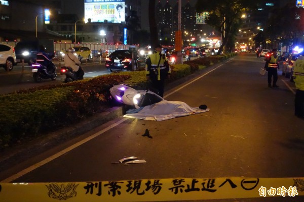 機車騎士疑似車速過快，自撞分隔島後摔車，慘遭路過的水泥車輾爆頭。（記者曾健銘攝）