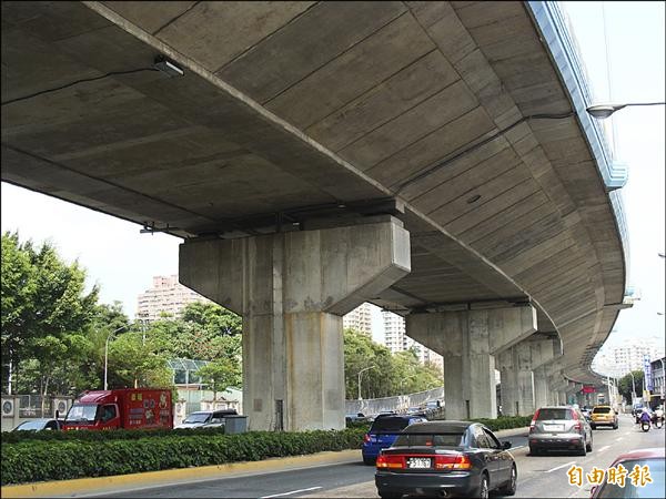 鼎金系統交流道交通壅塞嚴重，離峰時段車速也僅有40公里。（記者楊菁菁攝）